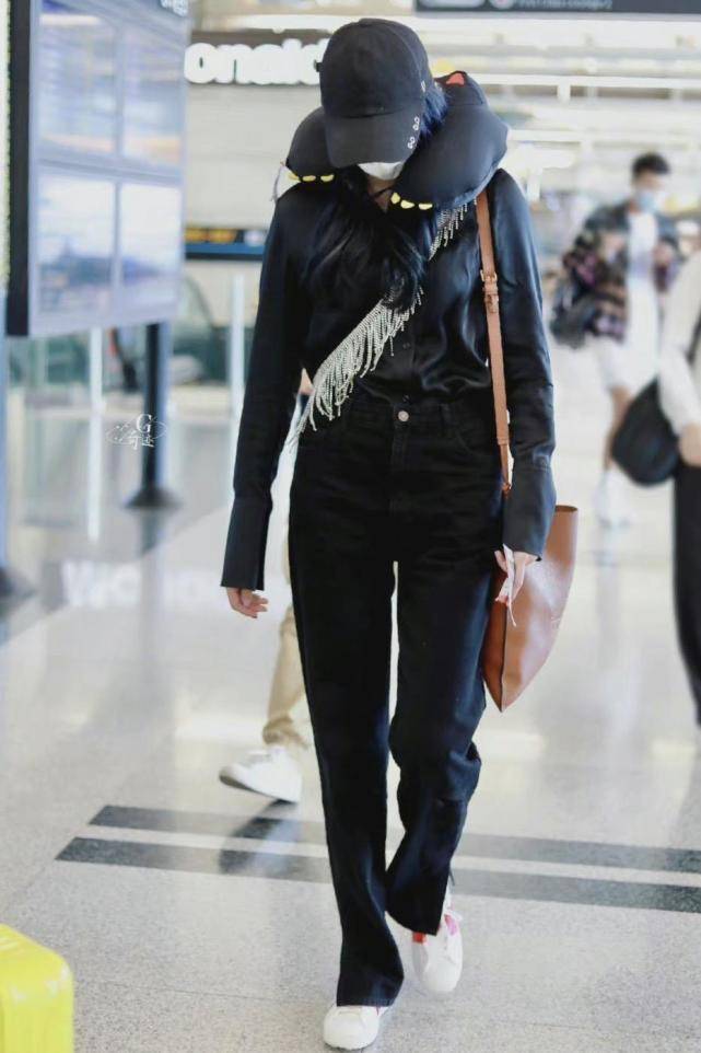 黑色|关晓彤最新机场私服，黑色上衣搭配流苏边迷你斜挎包，十足的男友风