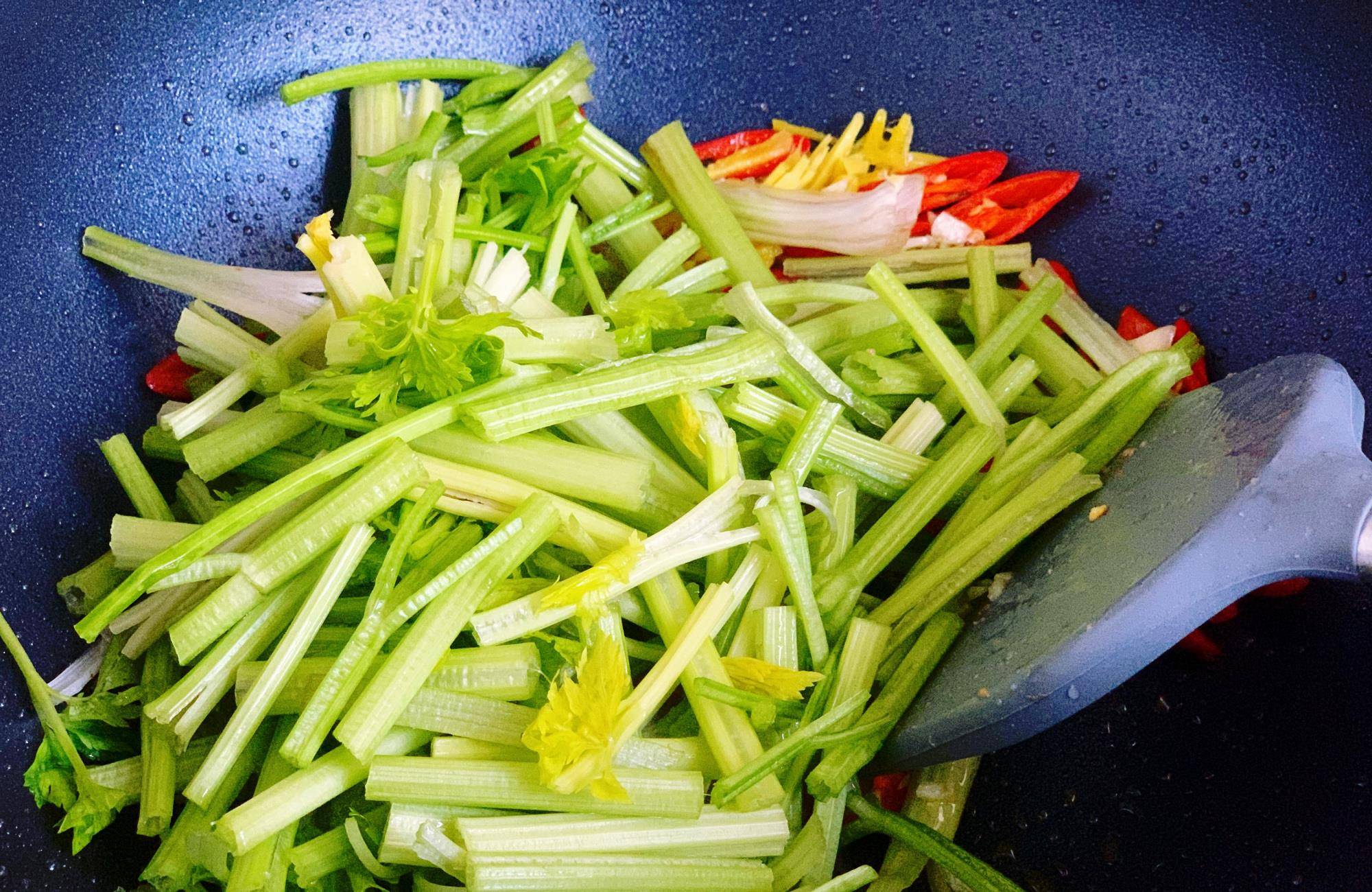芹菜炒牛肉怎么炒好看又嫩 a746a8f8ba9244f8a27353cb3a5ac337.jpeg