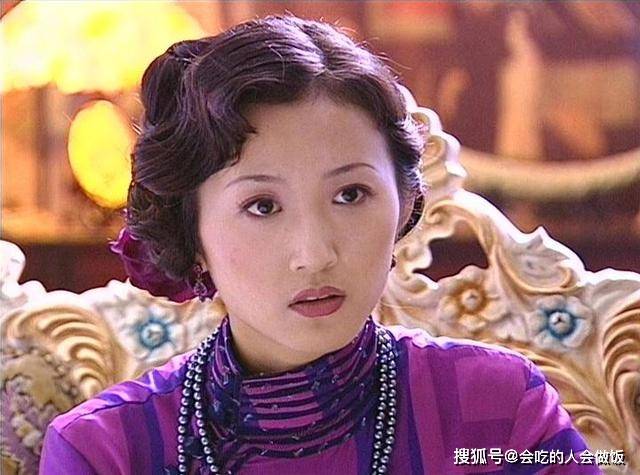 王玉芬是金家的三少奶奶,白秀珠的表姐,她伶牙俐齿,精于算计,老是爱挑