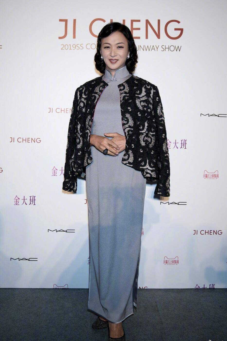 金色|金星越来越有女人味了，一袭金色印花连衣裙端庄优雅，复古摩登