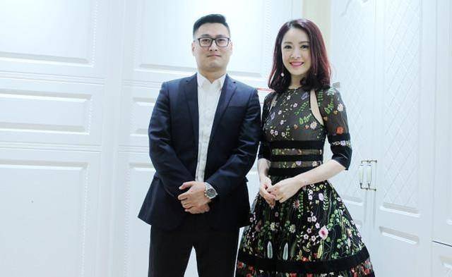 整体|向华强的侄女气质真好，穿一身碎花裙美艳动人，完全不像奔五的人