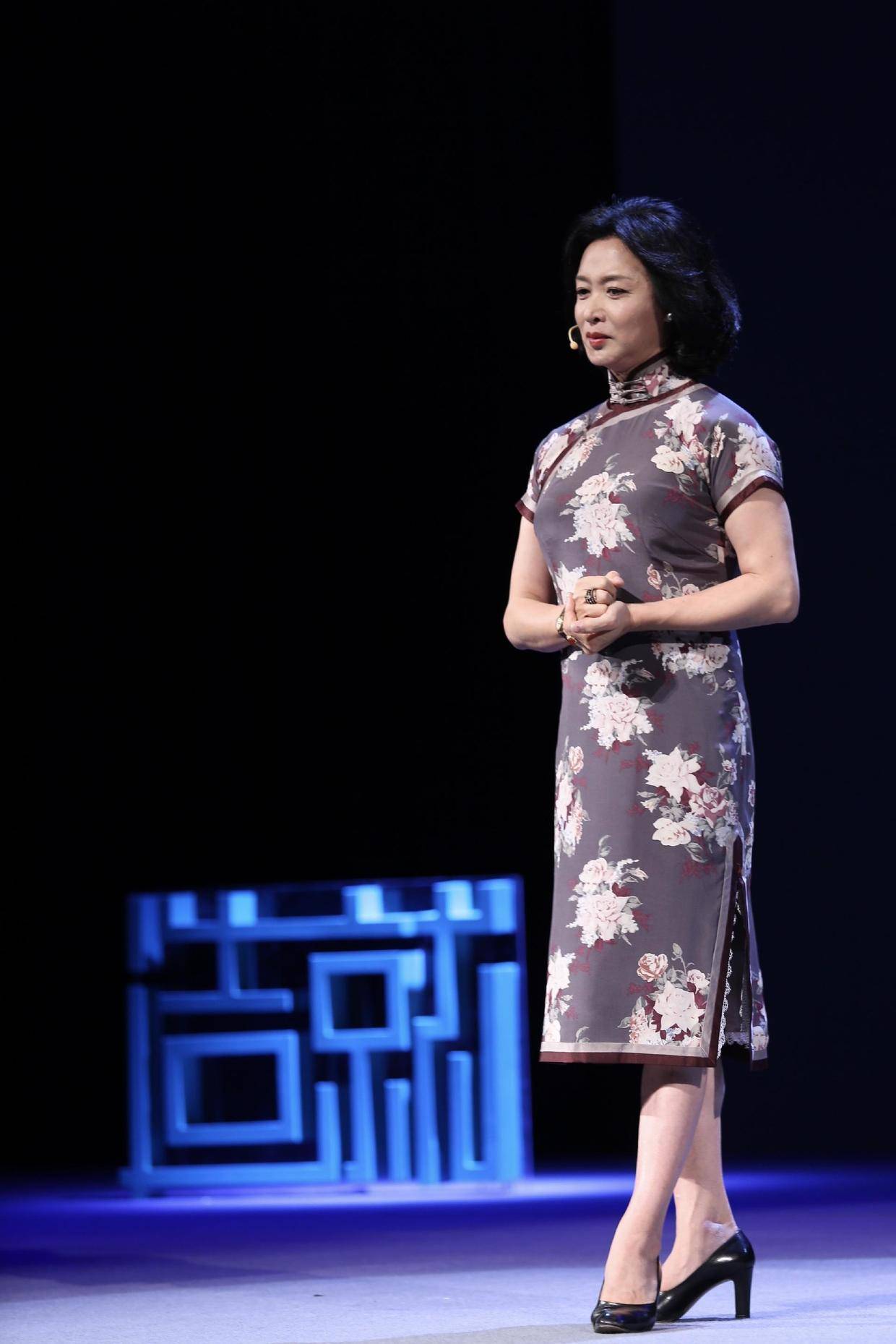 金色|金星越来越有女人味了，一袭金色印花连衣裙端庄优雅，复古摩登