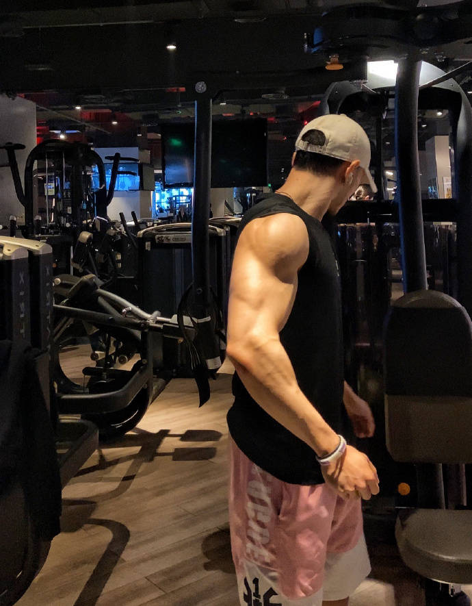 麒麟臂健壮如腿,胸肌咄咄逼人,啤酒火锅没在身上留一点痕迹!