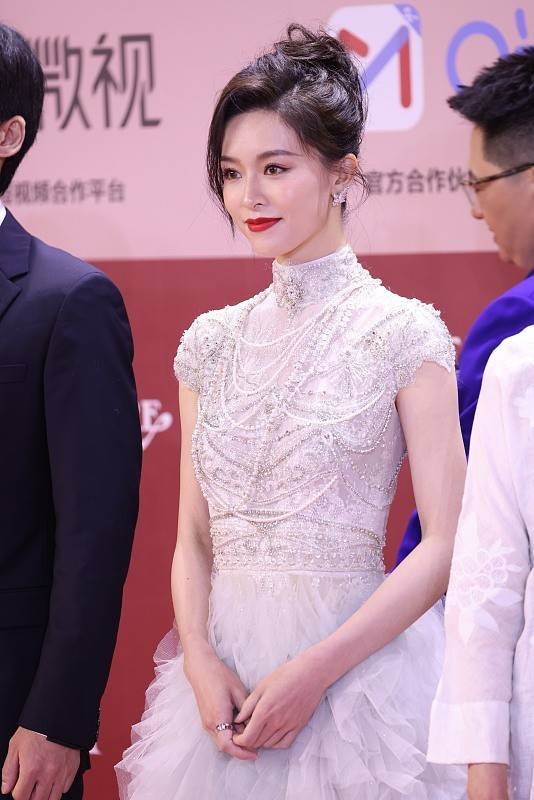 细节|怪不得找文咏珊演“王语嫣”,就算穿这么华丽的礼服,气质也很纯