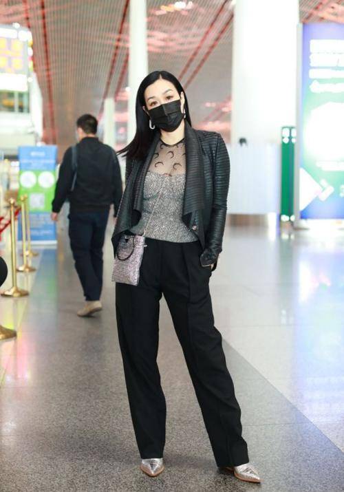 好身材|钟丽缇这回造型太成功，穿皮衣配抹胸内搭，显瘦不说还高级