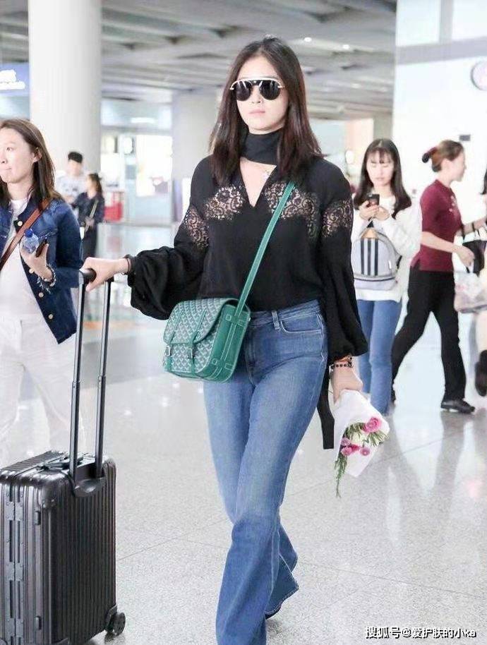 身材|穿对的蒋欣真显“瘦”，黑上衣造型藏肉又高级，配上墨镜气场强大