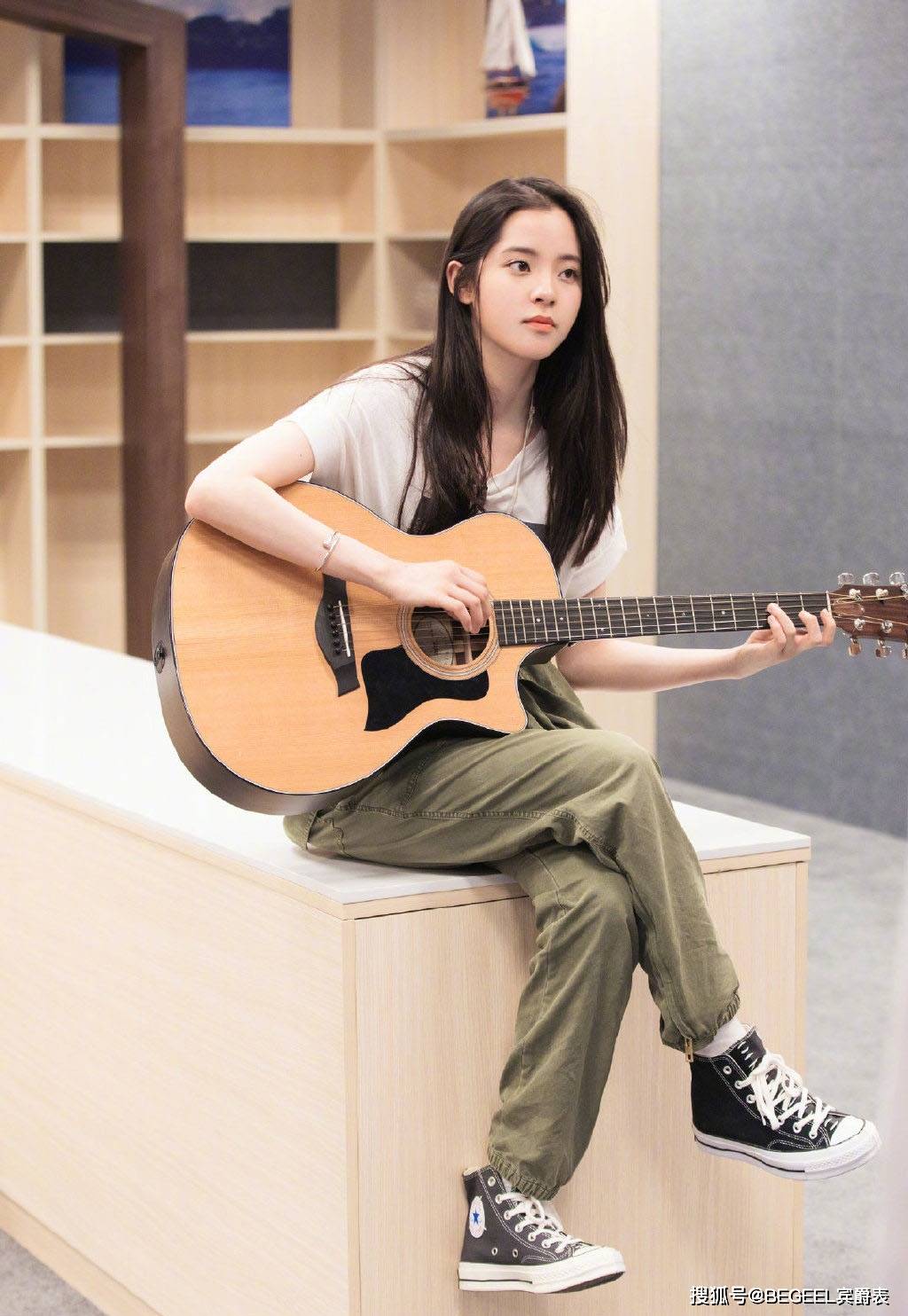 黑色|秋天最火的颜色不是大地色!4种橄榄绿百搭单品,穿出优雅感