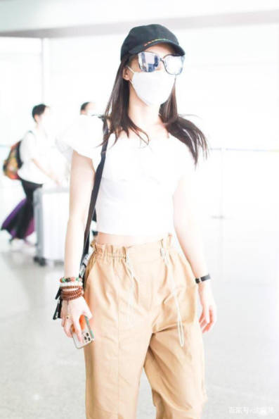 一身|黄圣依穿露脐装现身机场，搭配阔腿长裤，妥妥有一种“女团范”