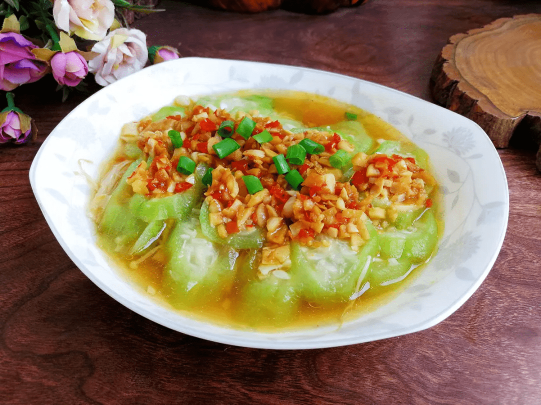 蒜茸金针菇蒸丝瓜:蒜香浓郁,鲜嫩可口还减脂