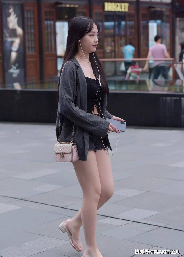 天气|微凉秋日的气质穿搭，简单的小西装外套搭配牛仔裤，大方又显身材