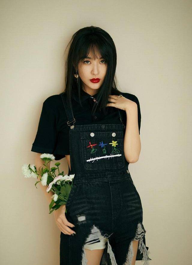 下半身|李菲儿身穿V领马甲搭配小短裙，清纯甜美，看起来好年轻啊