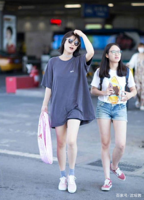 马思纯|马思纯为了“秀腿”真够拼，日常穿搭就穿一件T恤，烘托出大长腿