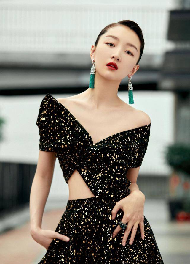 周冬雨|周冬雨才是小个子穿搭模范,斜肩小背心配百褶裙,双腿修长性感