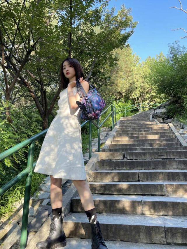 身材|胡冰卿的侧脸轮廓线条真美,白色无袖连衣裙配马丁靴,腿长1米8