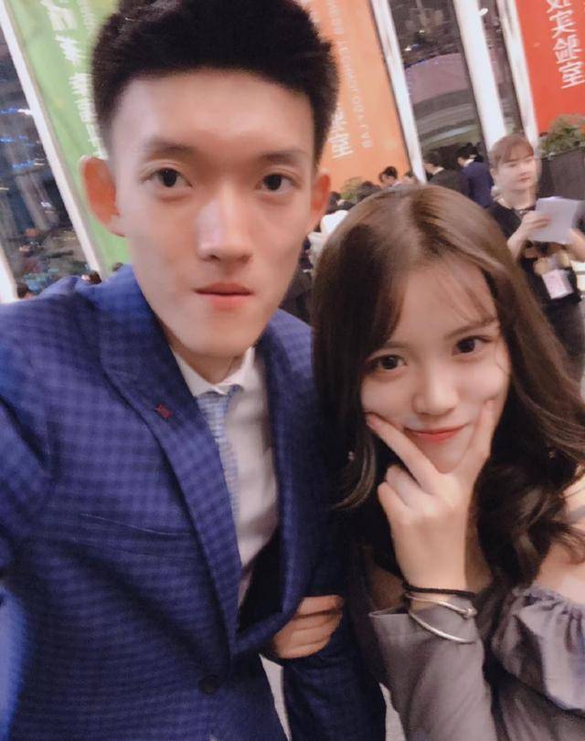 黑色|杨倩真像个瓷娃娃，穿连衣裙娇俏可爱，素颜出镜都很美