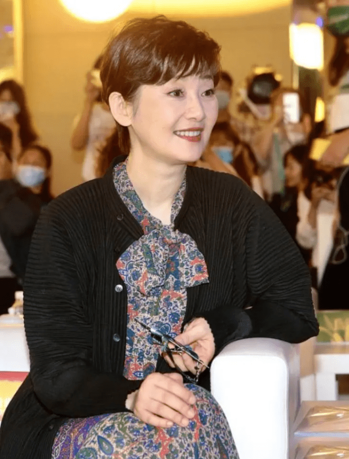 整体|徐帆老了也赶时髦，这么花的裙子也敢穿出门，配短发气质还挺不错