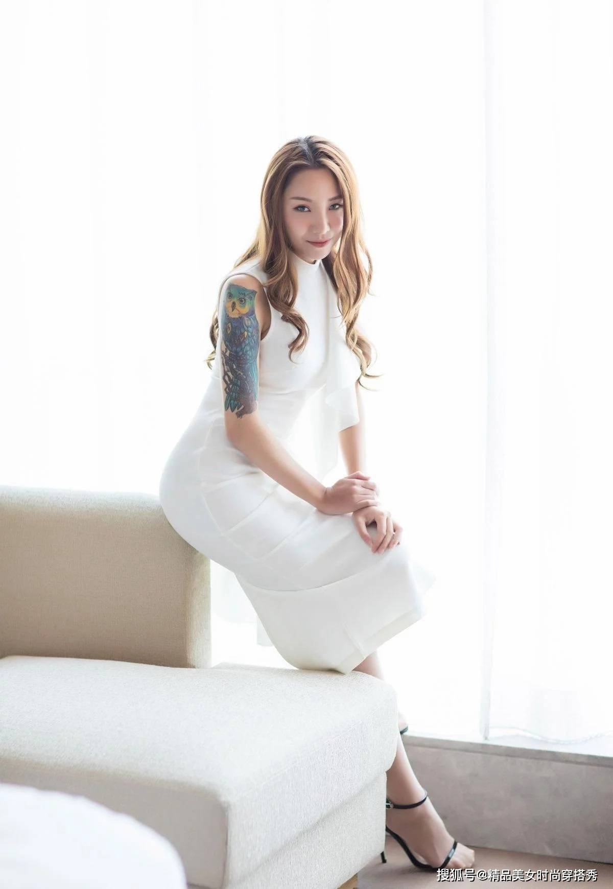 身材|白色紧身连衣裙简约时尚显身材，优雅的小女人范十足！