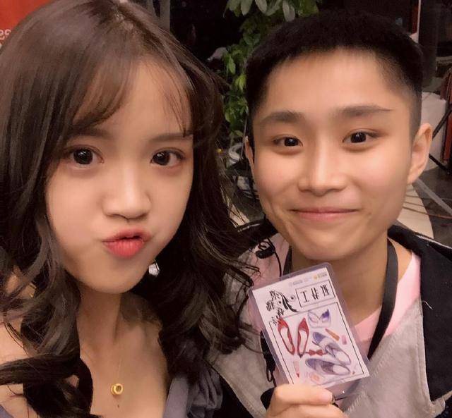 黑色|杨倩真像个瓷娃娃，穿连衣裙娇俏可爱，素颜出镜都很美