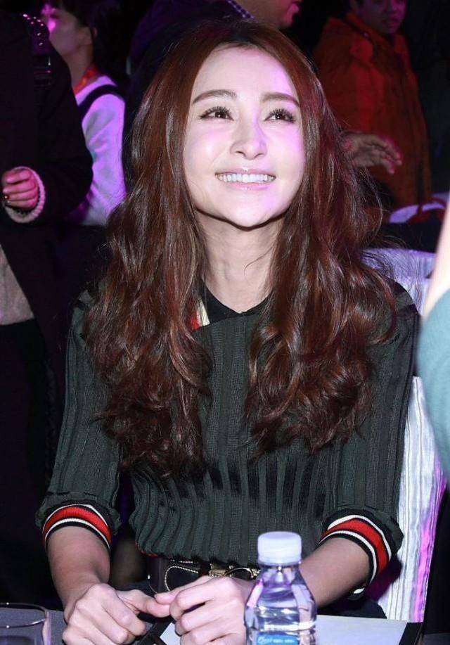 生活|姚笛婚后的生活真幸福！穿针织衫配蓬蓬裙，妩媚女人味不失少女感