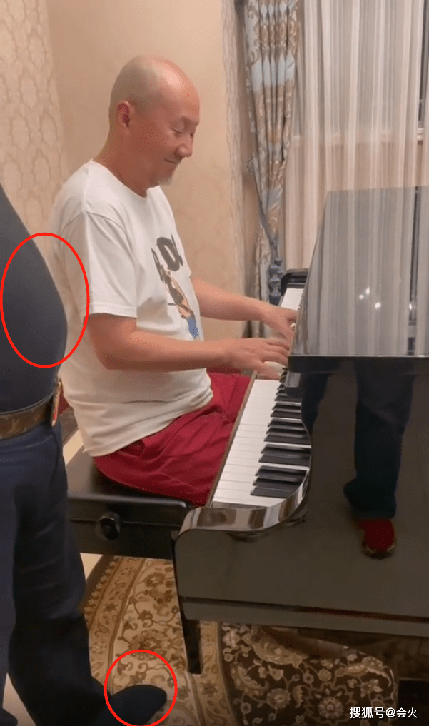 腾格尔|腾格尔和郁钧剑家中弹钢琴，胡子花白手指粗短，郁钧剑大肚腩抢镜