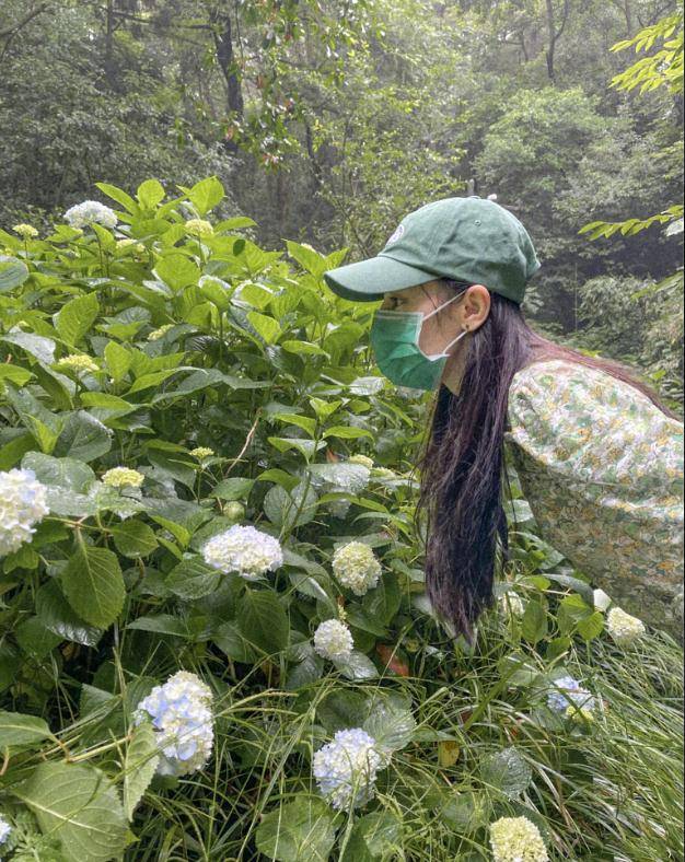 方法|迪丽热巴挺会打扮，袖子上面蓬松，下面却收紧，手臂看着更细了