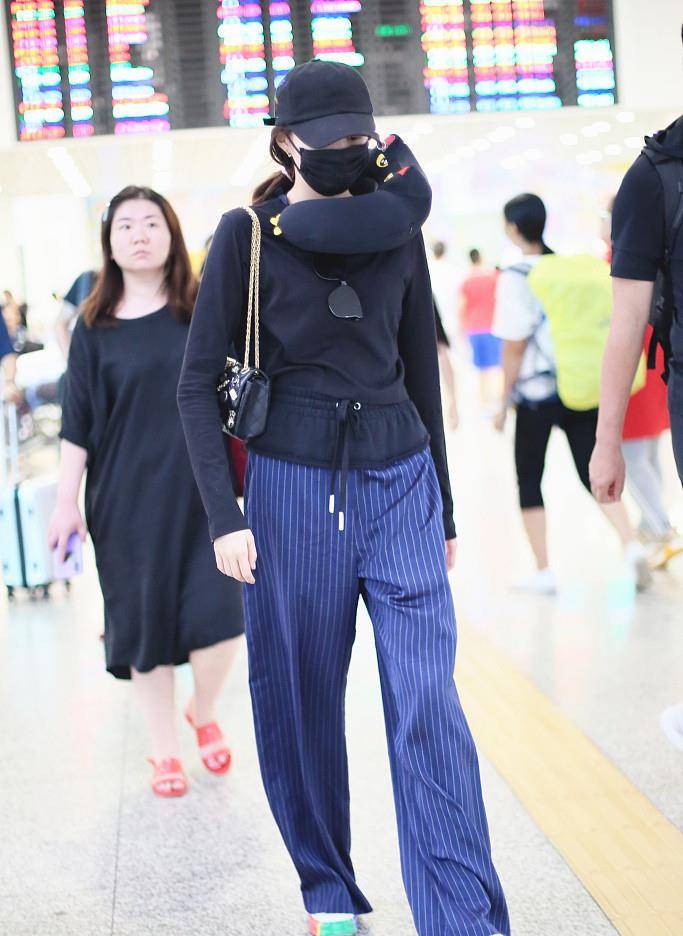 因为|关晓彤穿搭似老干部,背花包显老气,腿不够长的人不像她这样穿