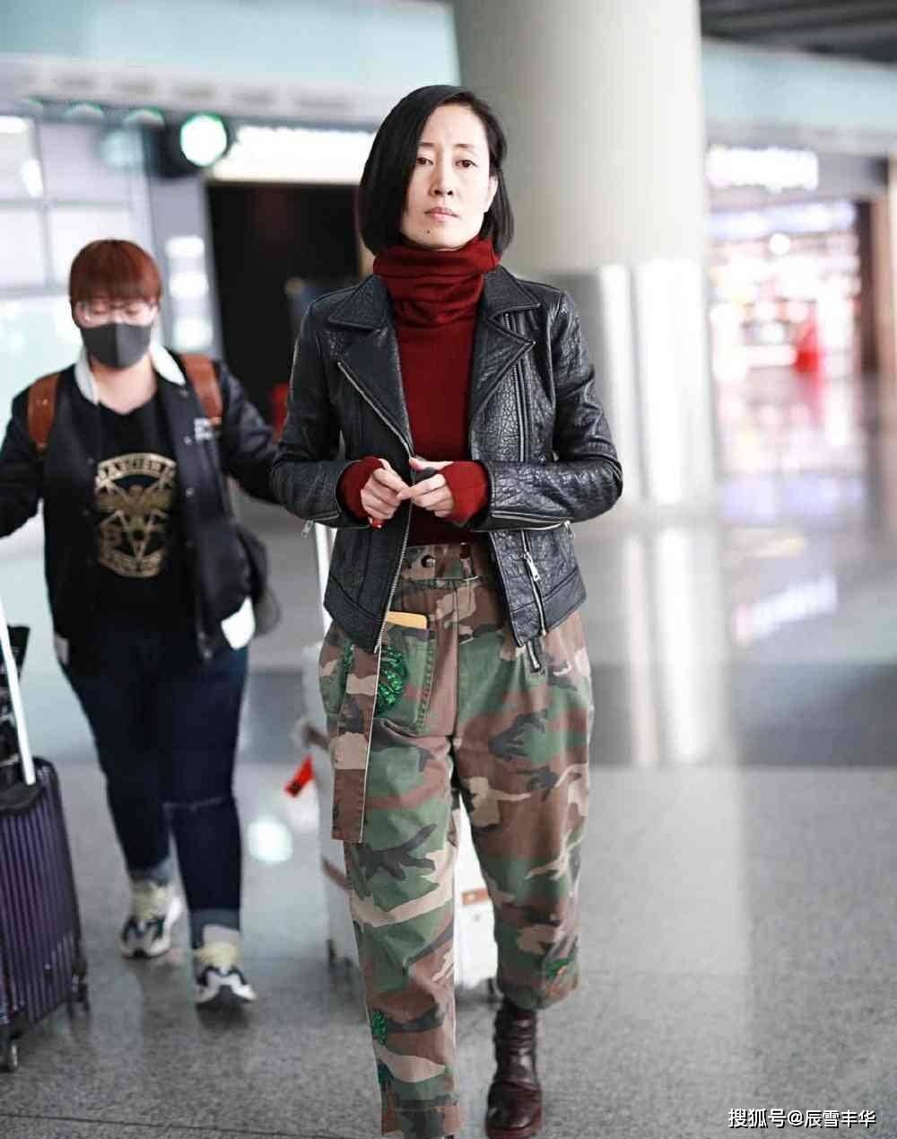 全黑|刘敏涛真的挺会打扮,穿针织衫配连衣裙,“全黑”造型一点都不俗