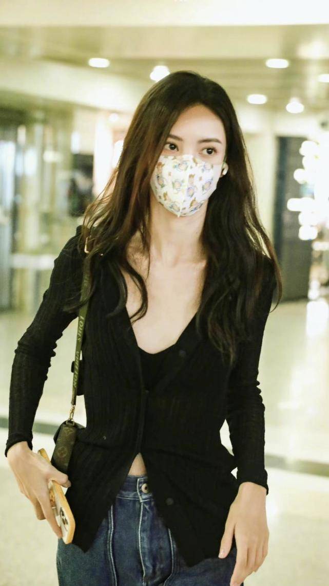 黑色|金晨机场私服生图，黑色深v针织开衫配牛仔长裤，深开领好大胆