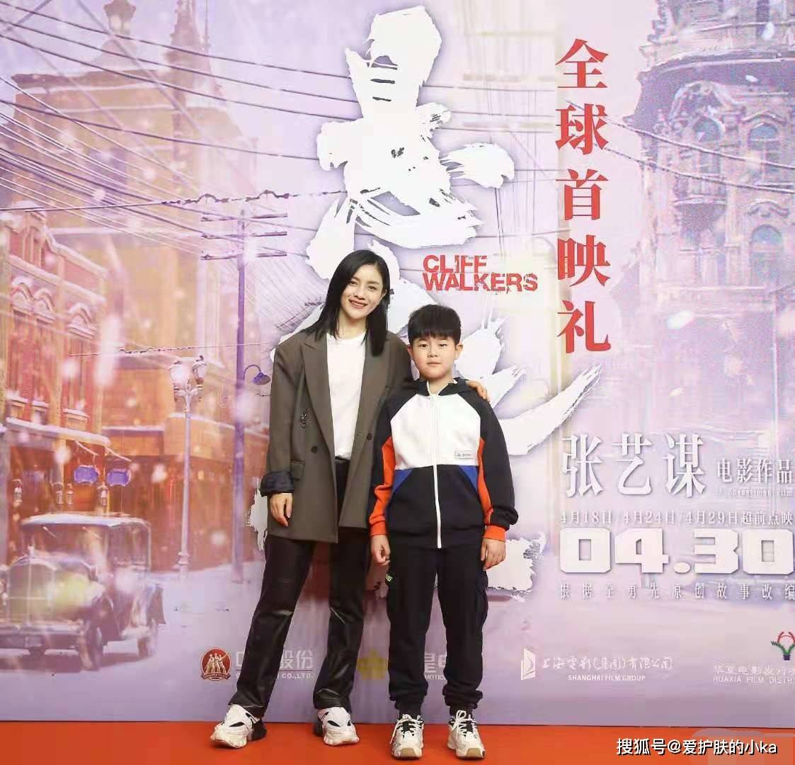 整体|明星也是普通人，胡可虽然穿着减龄很年轻，但整体状态却有点显老