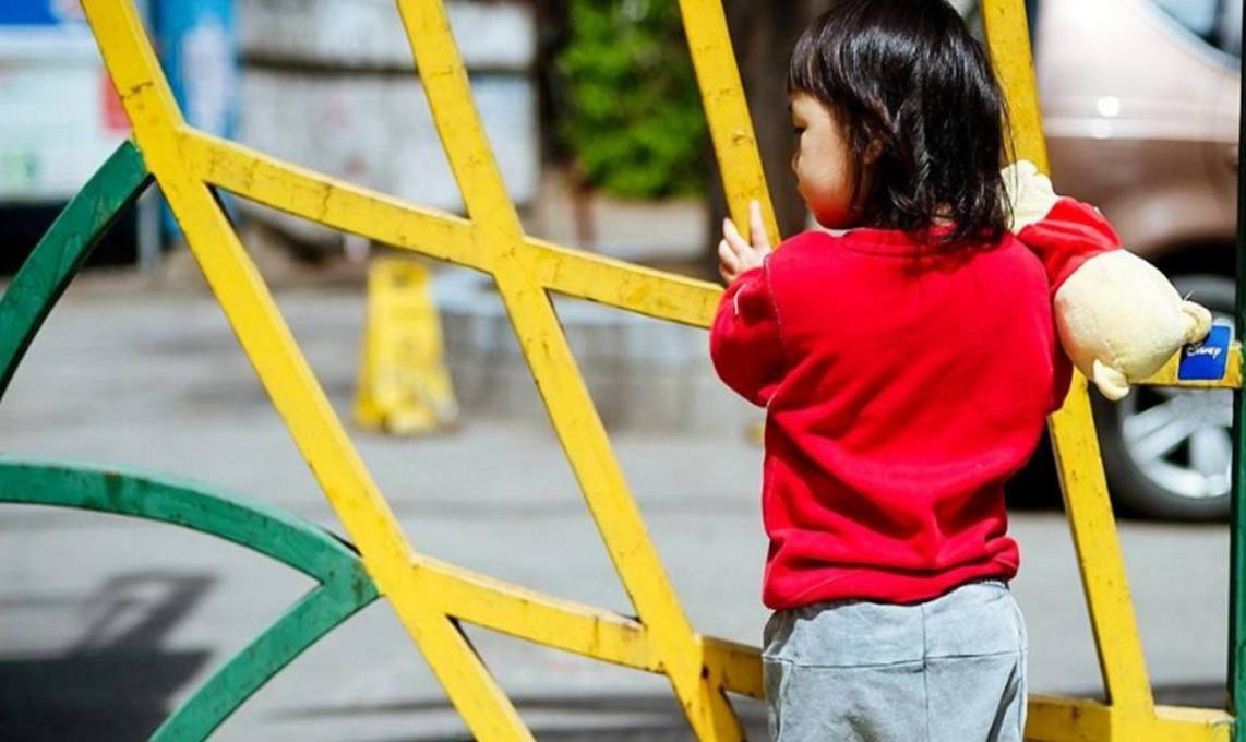 人群|第一天上幼儿园不哭的孩子，大多出自三种家庭，不愧见过“世面”