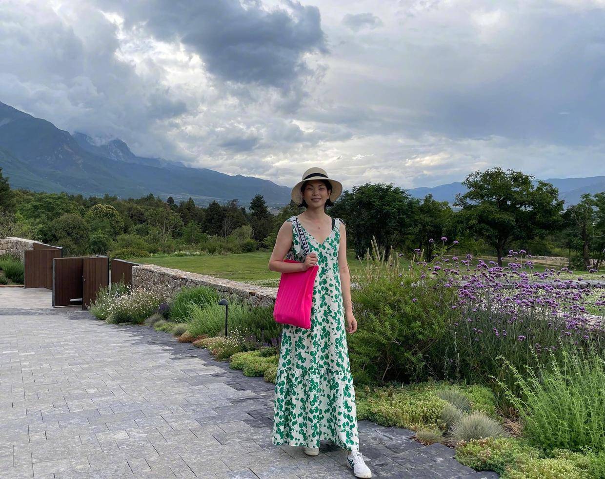 吕燕到底是超模穿黑色抹胸连体裤高挑时髦潇洒酷炫又有气场