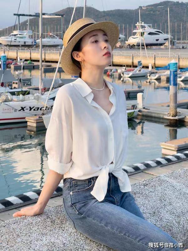 气息|刘涛把“白衬衫+花短裤”穿火了，配上头巾气质惹眼，美出新高度