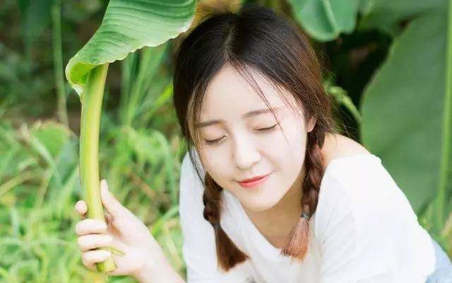 小家伙你喷的到处都是 学长把我堵在角落里吻了好久