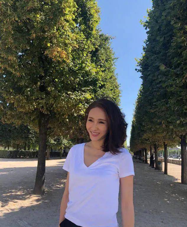 身材|黎姿退圈后罕见露面，穿印花连体裤状态惊艳，哪像70后的人