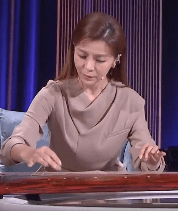 朱迅|朱迅浓妆下都满脸憔悴，素颜皱纹会更多，自然脸47岁就这么真实！