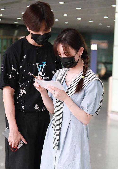 张檬真|张檬真像个小孩一样,和男友穿情侣装,还要配上jk裙,真不像30多