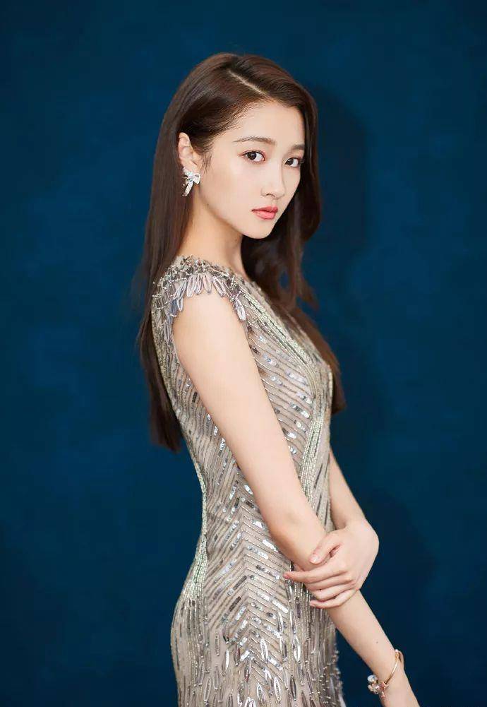 女王|关晓彤穿Prada女王气真足！西装配半透蕾丝裙，她也太会撩了