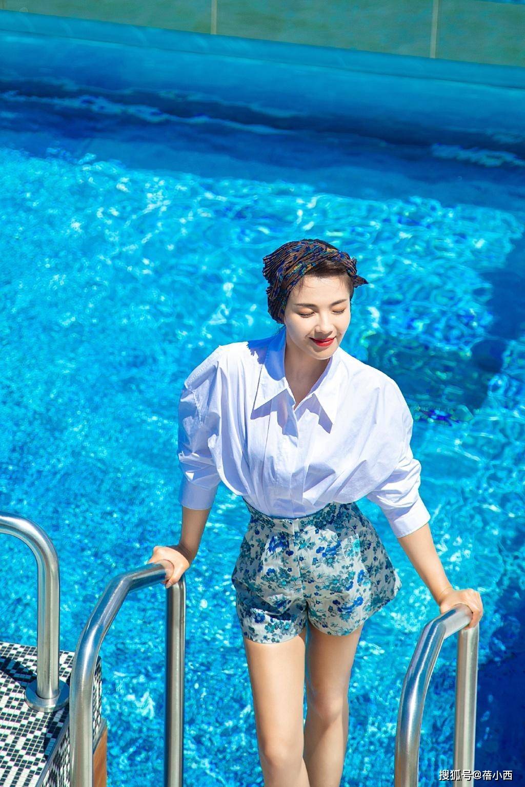 气息|刘涛把“白衬衫+花短裤”穿火了，配上头巾气质惹眼，美出新高度