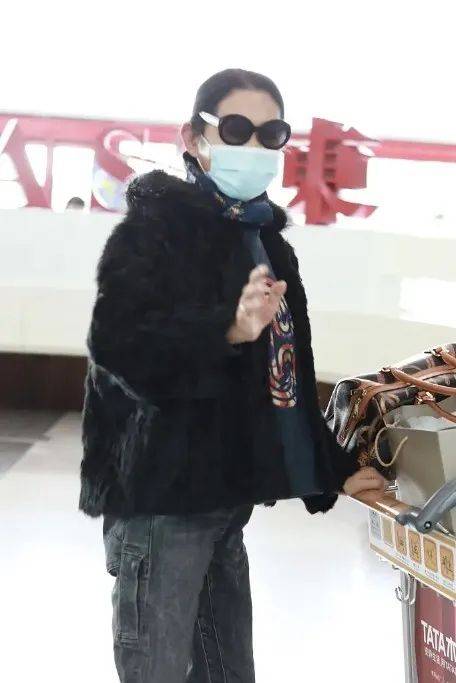 贵妇|62岁倪萍亮相机场，穿4200块卫衣搭皮草扮起贵妇范，比舞台上好看