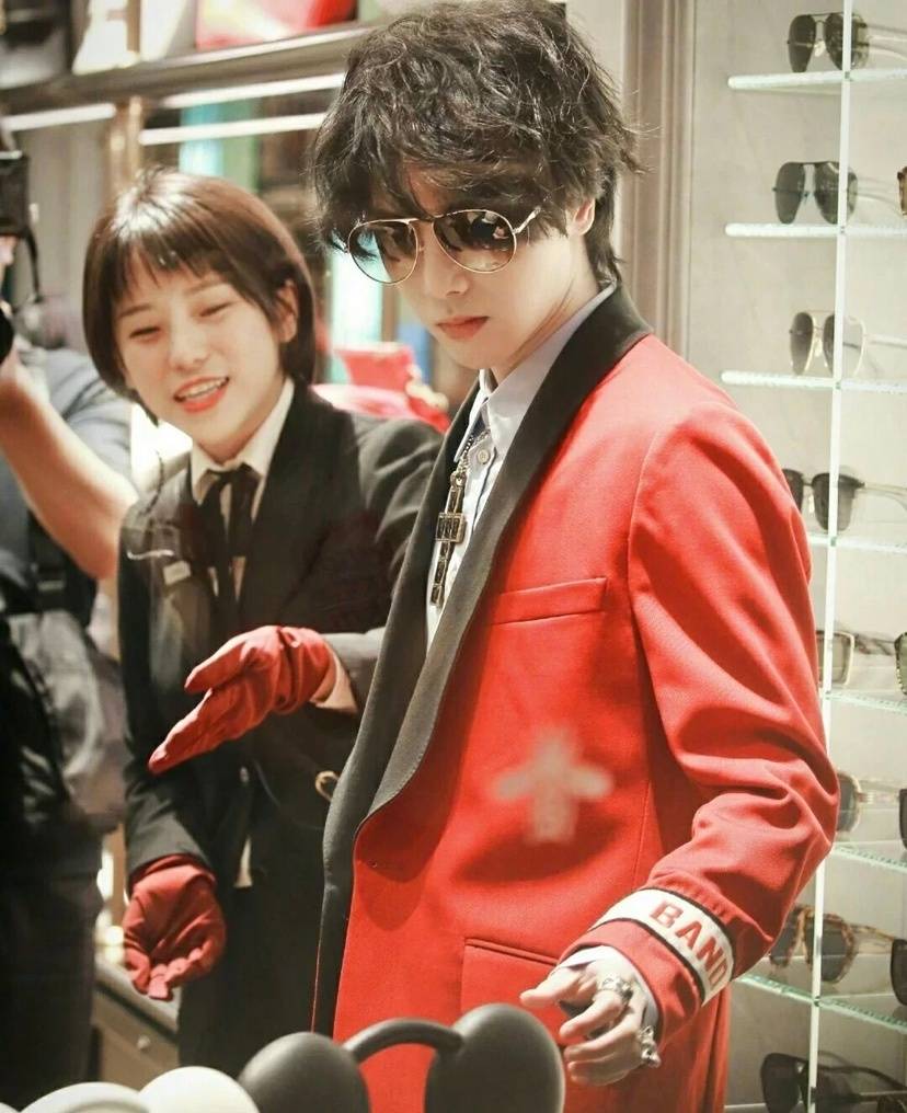 顶级前卫歌手华晨宇绝美西装图片绝对有你没见过的