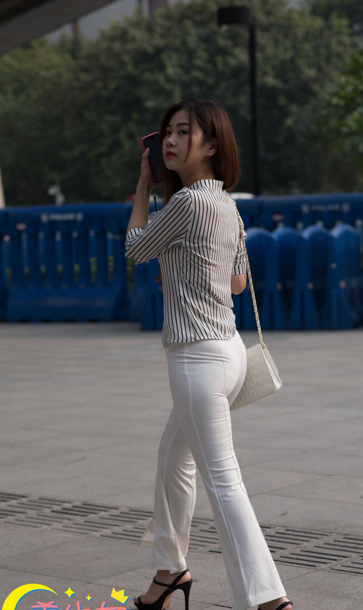 都可|秋风起天气凉,条纹衫白裤长;变的是季节,换的是时尚!