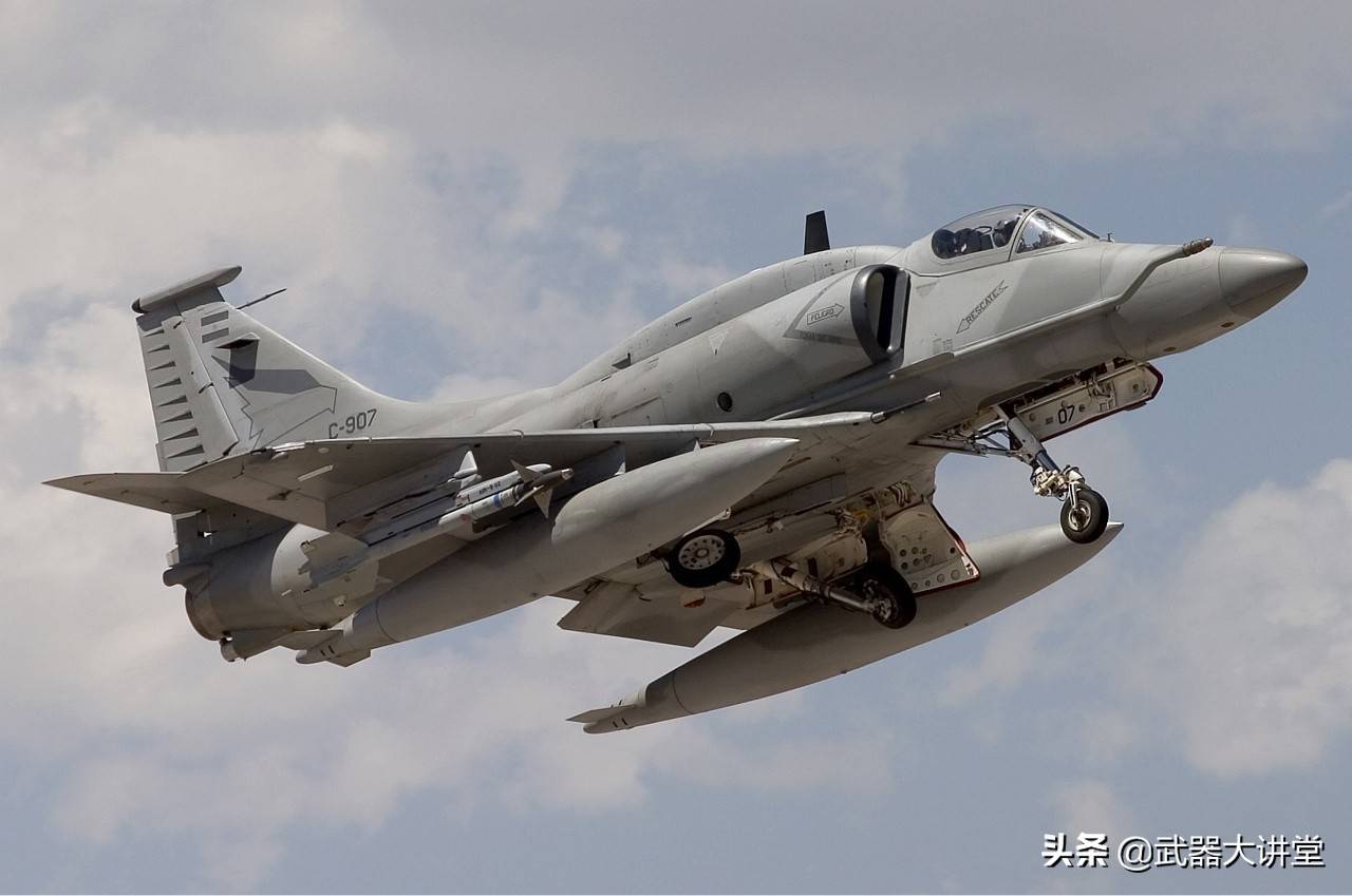 蕴藏巨大战力的小飞机美军a4天鹰攻击机难怪服役这么久