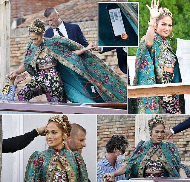Gabbana|J.LO威尼斯时装秀出洋相，浮夸穿搭展现女王气场，却被拍到标签没剪超尴尬