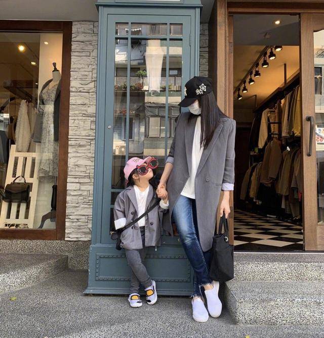 羊羔|伊能静挑衣服的眼光真“毒”，灰色大衣成熟优雅，温柔又有气场