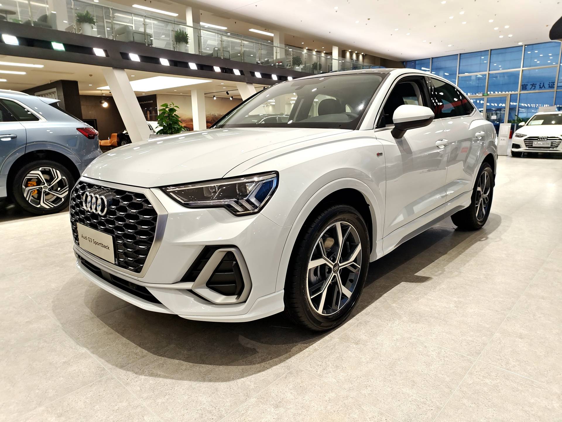 定位轿跑suv奥迪q3soprtback实拍溜背造型惹人爱