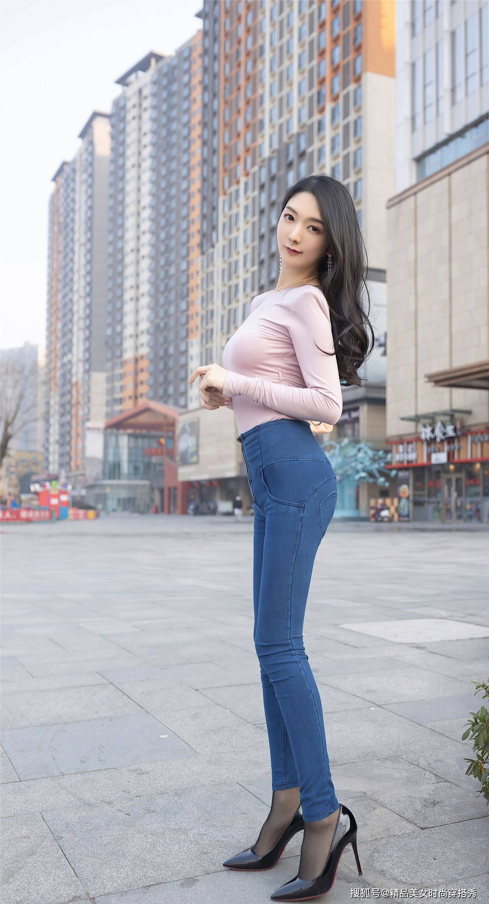 设计|早秋不能错过针织衫啦，配上一条小脚牛仔裤，简单却不失时尚感