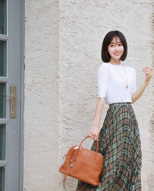 显得|普通女孩如何穿搭？白色衬衫搭配牛仔裤，也可以很精致又洋气