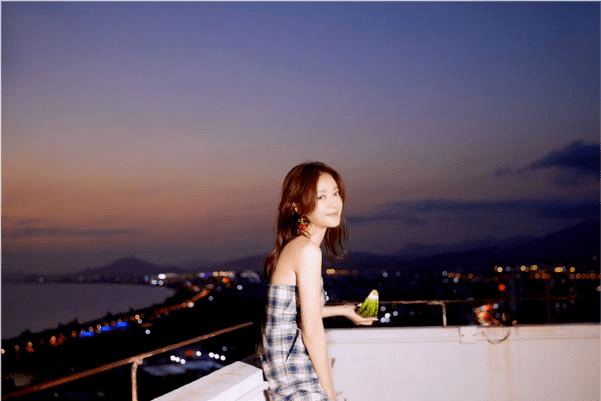 身材|42岁秦岚美回巅峰!穿抹胸连体裤大秀纤细身材,笑容甜美胜似初恋