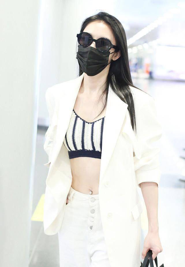 原创张俪越来越有女团范儿了西装套装配超短内搭秀身材脐环挺撩人