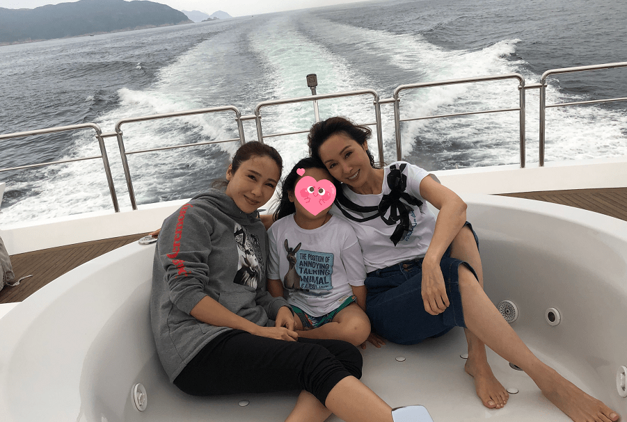 千金|郭可盈黎姿同框，豪门千金与阔太的既视感明显，却都不太显年龄